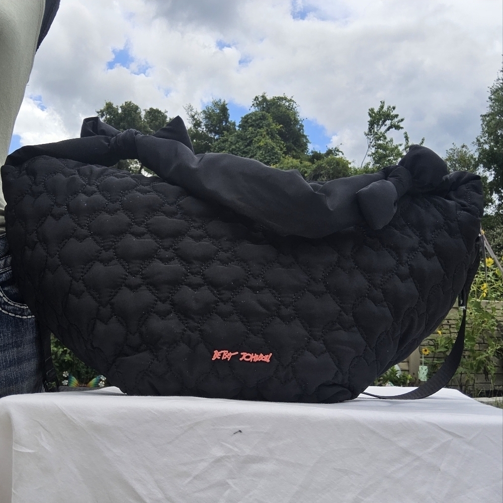 BETSEY JOHNSON BLACK NYLON QUILTED HEARTS XLARGE SLING BAG w/BOWS